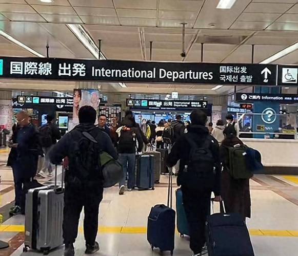 国际航班到达厅旅客拖行李箱场景