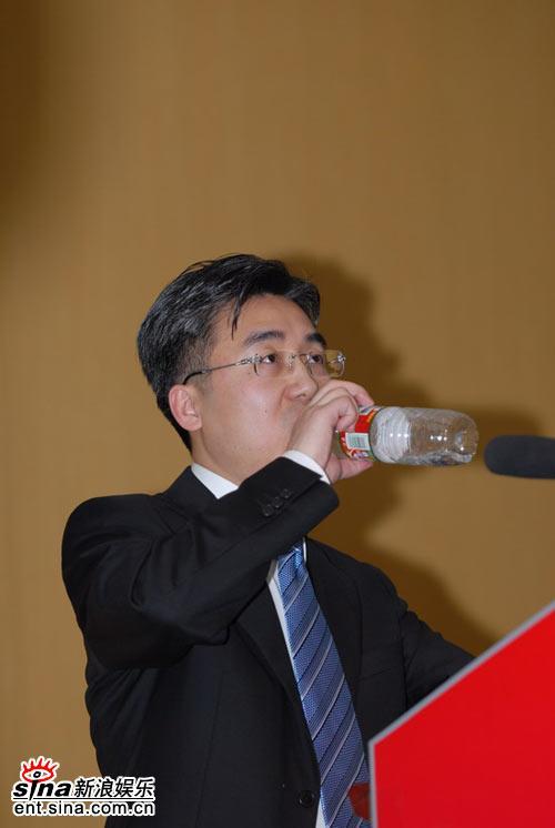 演讲者台上喝水缓解紧张