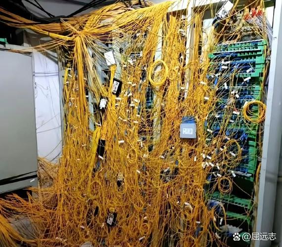 旧式企业自建服务器机房杂乱线缆
