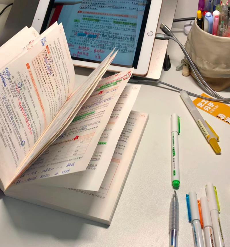 在职研究生备考深夜书桌堆满资料