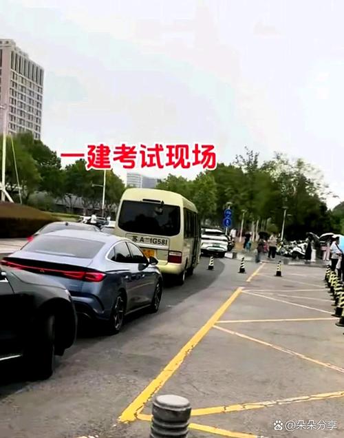 一级建造师考试入场前考生排队