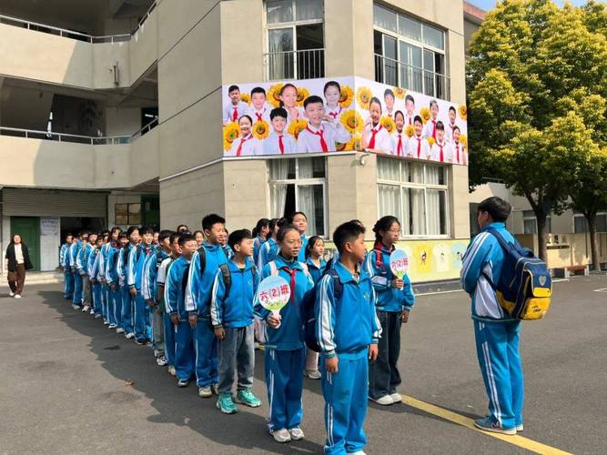 小学班级春游户外排队合影