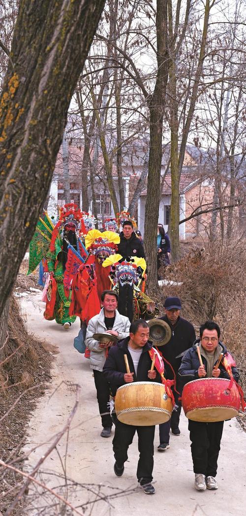 陇县乡村打麦场里待出发的社火芯子架现场