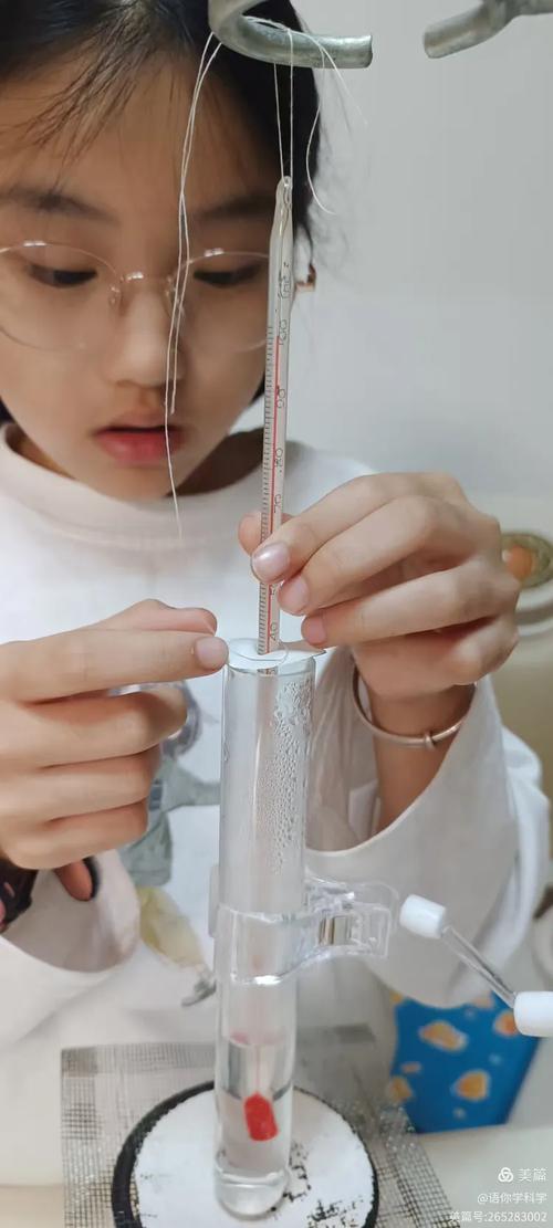 小学科学课堂学生分组做水沸腾观察实验