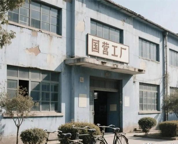 八十年代国营工厂职工大院门口梧桐道