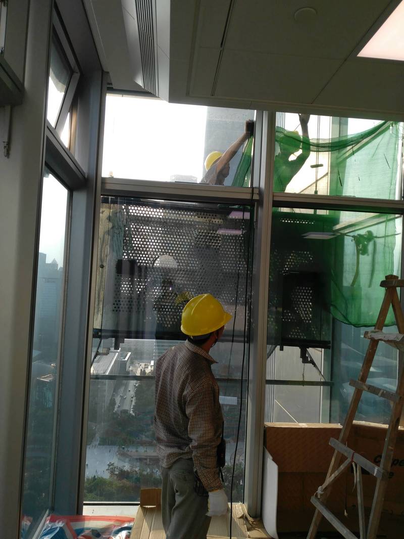 工人更换中空玻璃现场施工图
