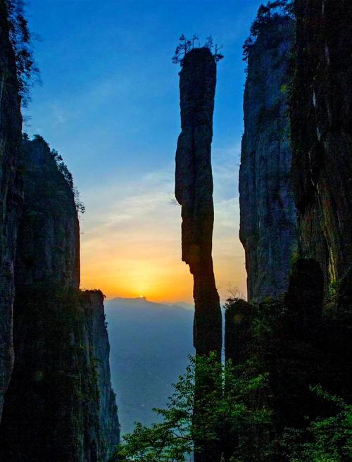 中国湖北省恩施大峡谷一炷香清晨雾景