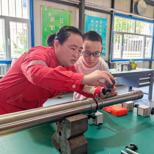 工厂家属开放日孩子观看父母操作机床