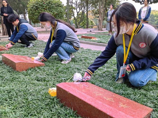 学生烈士陵园祭扫摆放球鞋场景