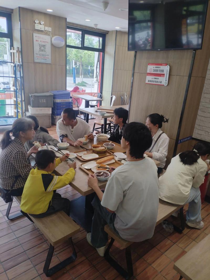 工业从业者一家人周末早餐会餐桌场景