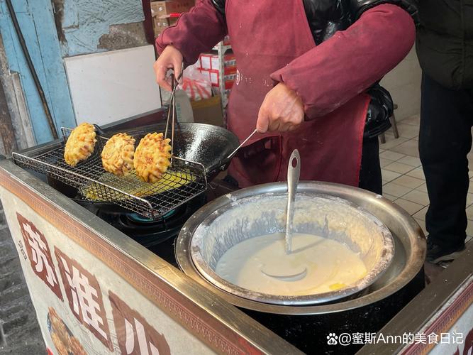 南漳泰山登山步道旁的现炸油墩子早点摊