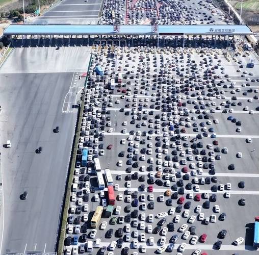 高速公路服务区充电站排长队等候场景