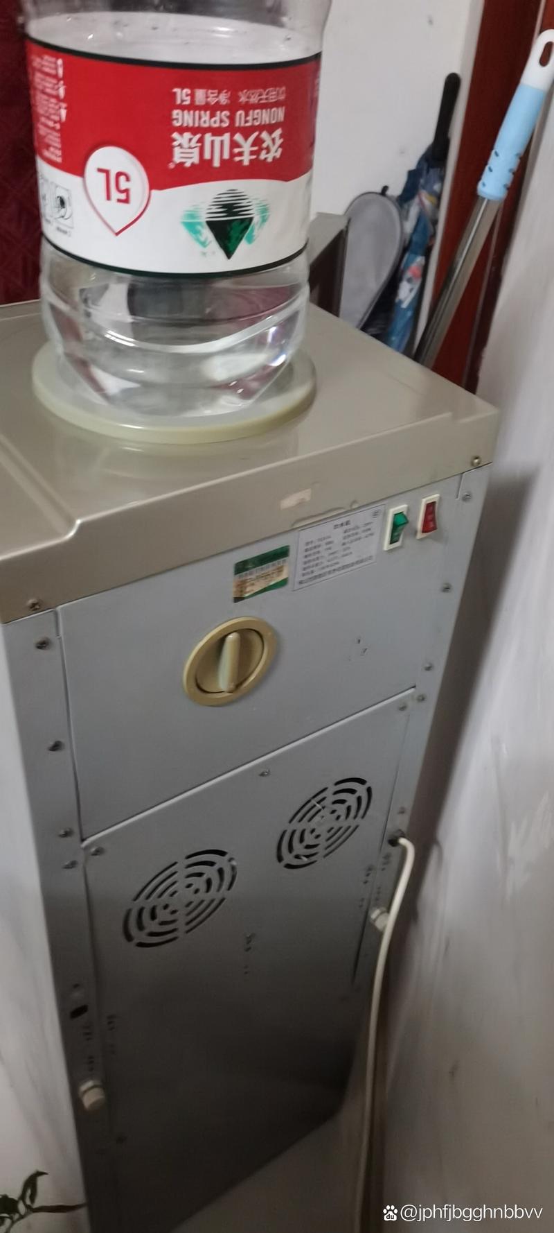 饮水机机身背面底部的排污口旋钮特写