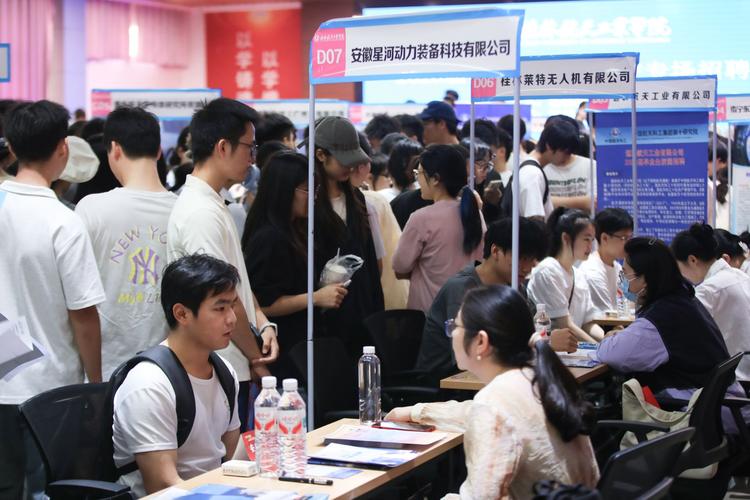 企业招聘现场研究生与本科生同台竞争面试