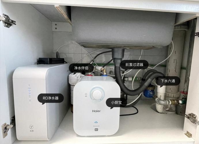 水槽下方堆满净水器小厨宝的实拍图