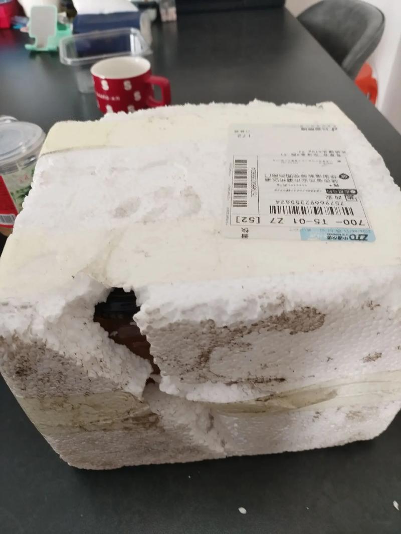 玻璃瓶酱料使用不匹配装箱机导致破损实拍