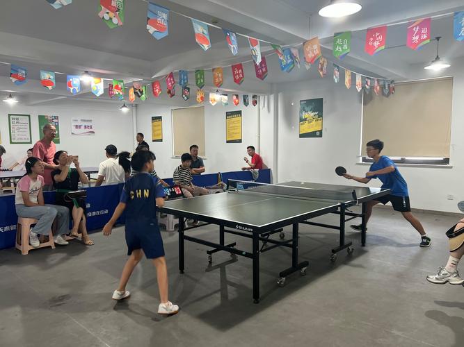 小区楼下三个人轮转打乒乓球休闲场景