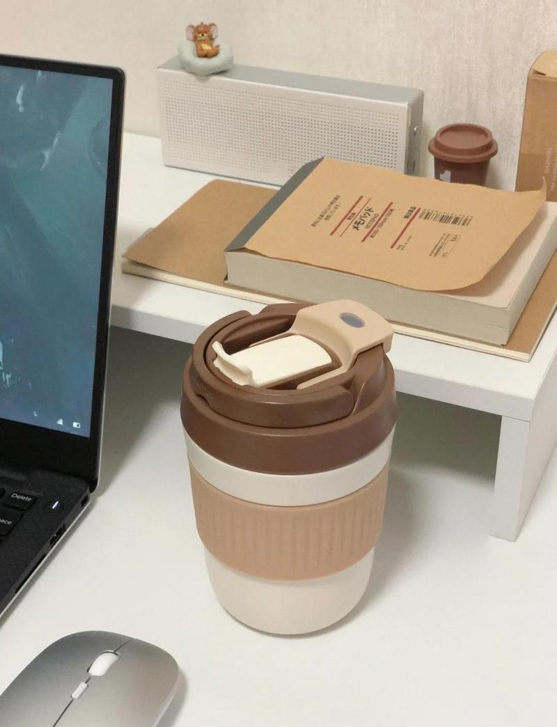 高颜值可重复使用咖啡杯放在办公桌