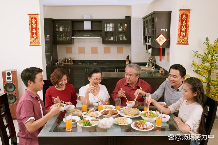 一家三口客厅围坐吃饭温馨场景照