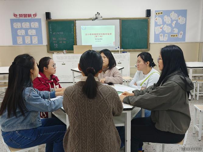 学校课堂小组讨论培养学生批判性思维