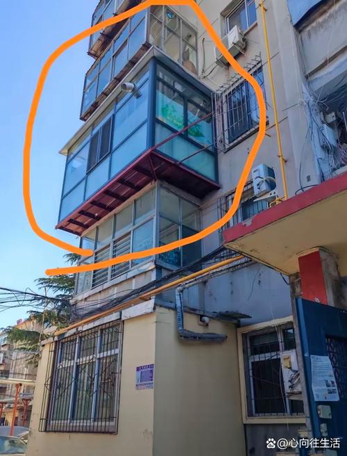 业主擅自改造阳台外墙扩面积现场图