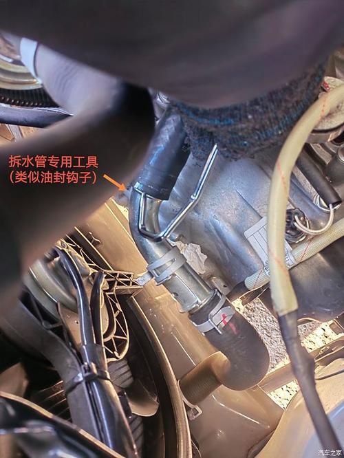 汽车水管接头渗漏防冻液结晶实拍