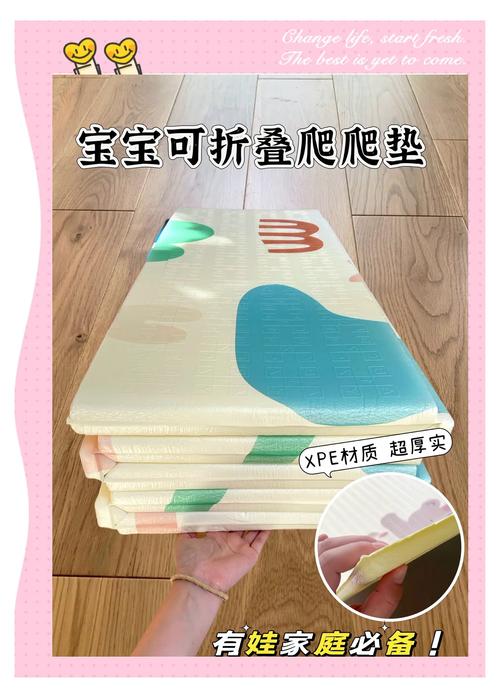 1岁宝宝坐在爬爬垫上扒拉装生小米的酸奶盒实拍