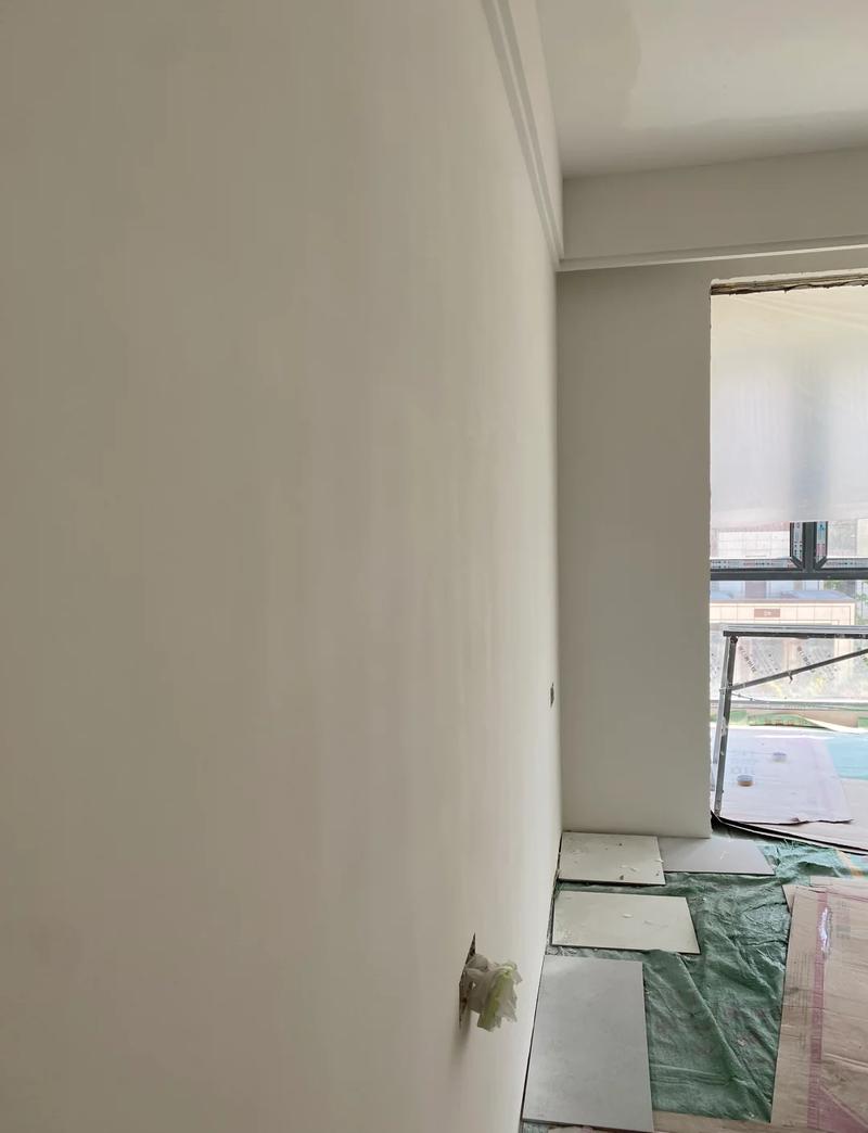 新房装修墙面涂刷封闭底漆施工实景图