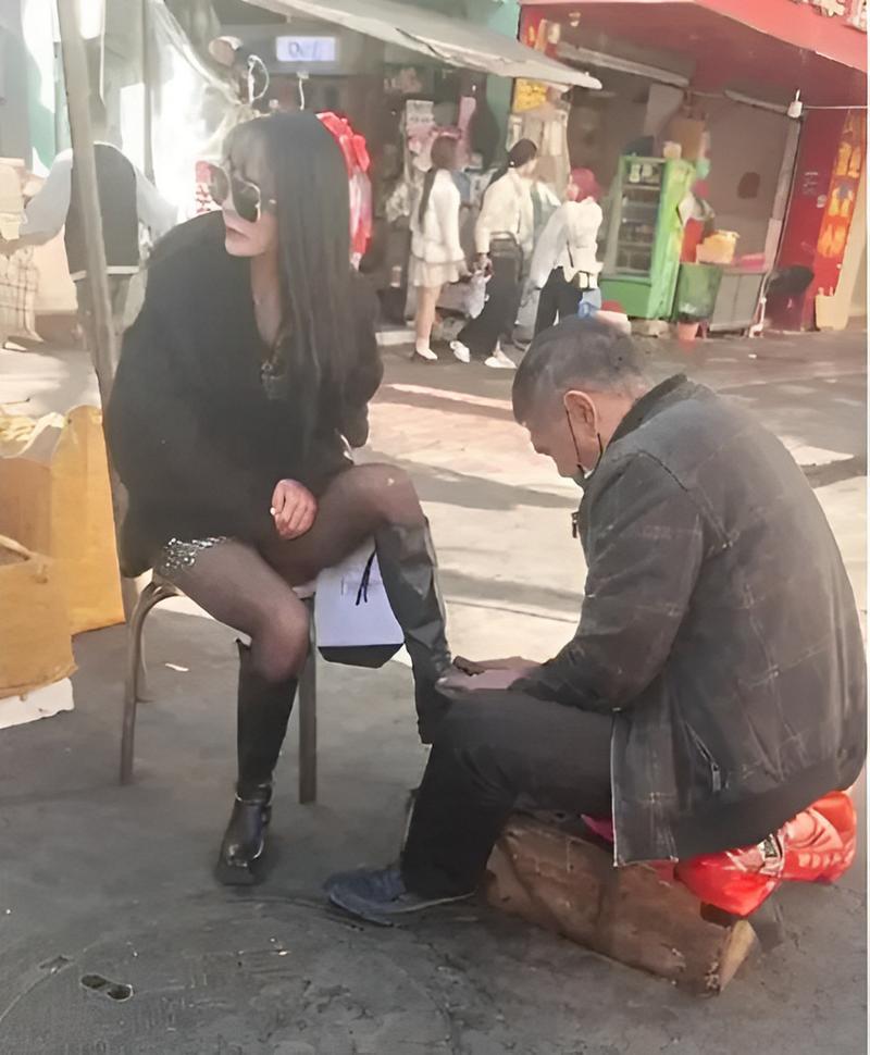 街头擦鞋摊清灰擦皮鞋实拍