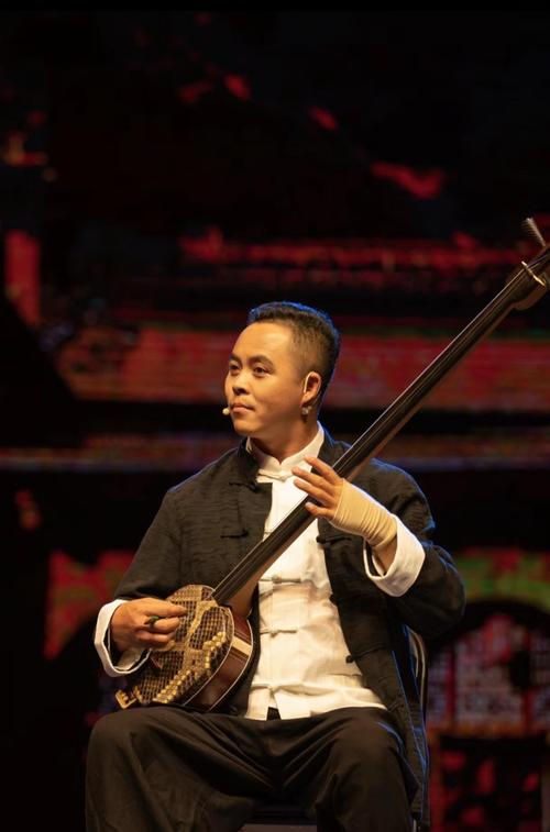 陕北农村庙会盲艺人怀抱三弦说书现场