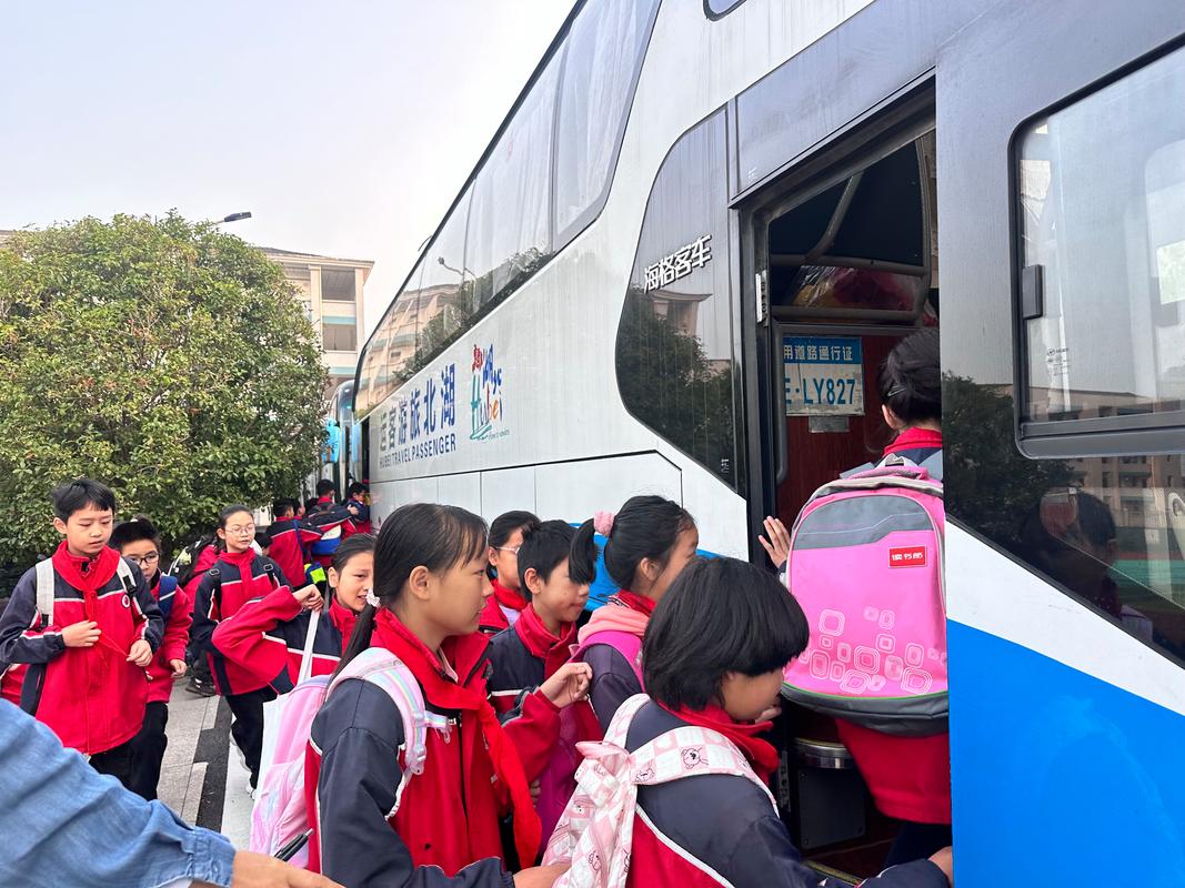 中小学研学旅行学校门口集合场景