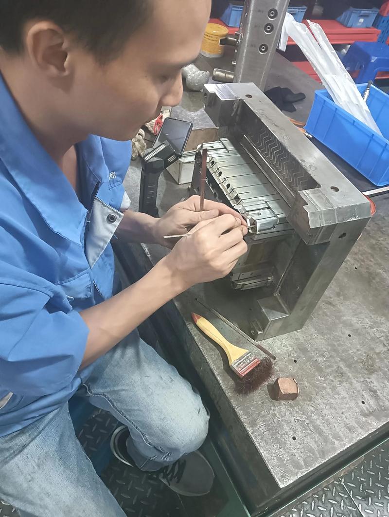 工厂师傅手持超级宝贝修整模具