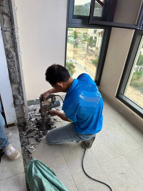 阳台防水地面涂刷施工现场图