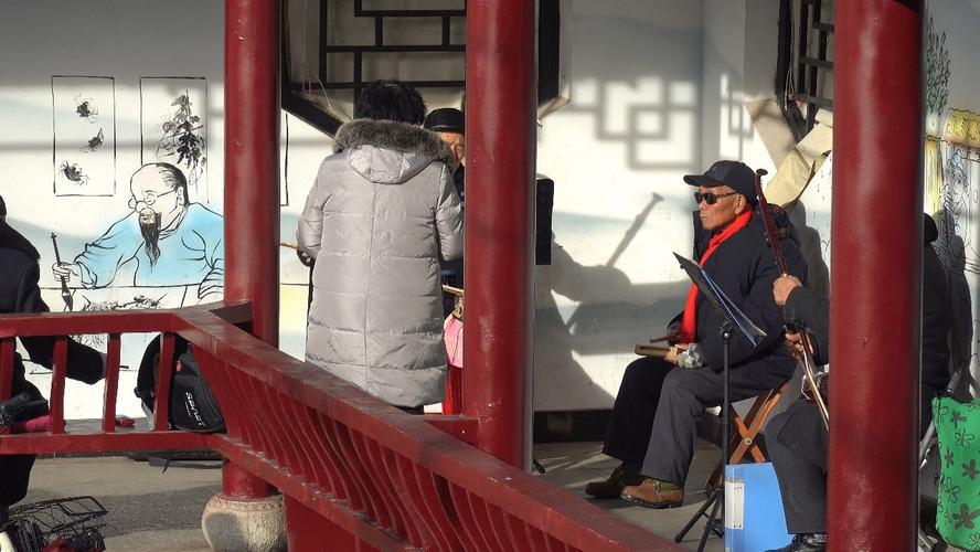 安庆老巷茶社黄梅戏票友弹唱场景