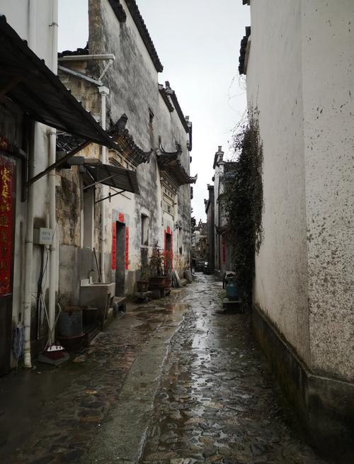 徽州古巷雨后青石板路