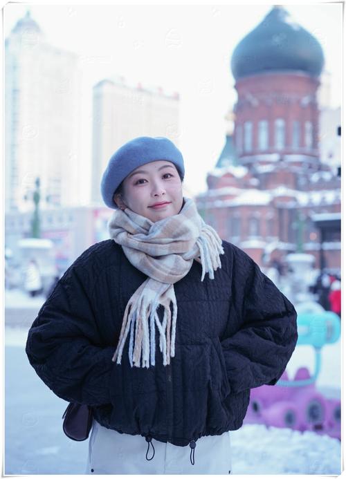 哈尔滨冬季街头穿着民族风服饰的旅人