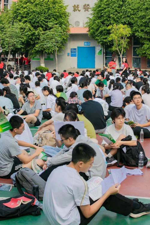 中考考场外候考的学生调整呼吸平复情绪实拍