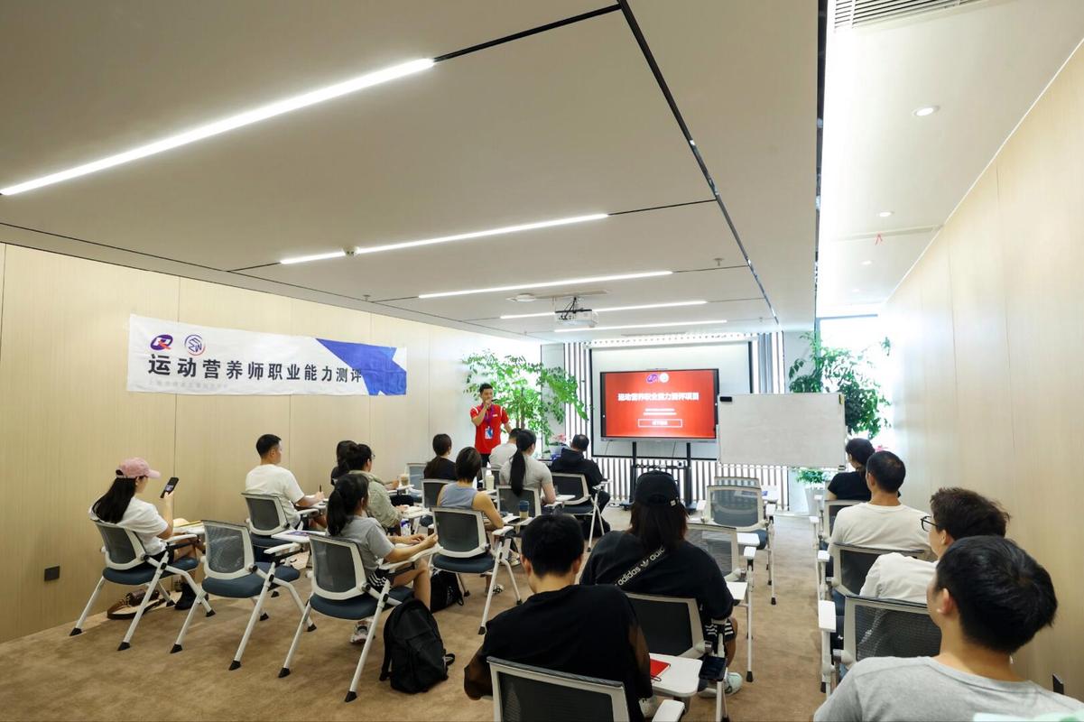 营养师培训课堂学员实操学习场景