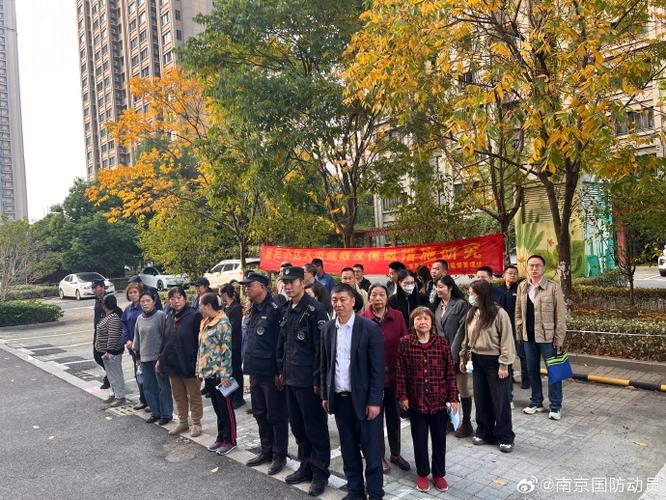 南京小区楼下夫妻争执课外培训费现场