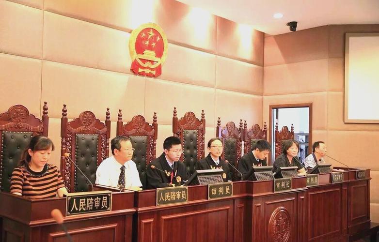 法庭内辩护律师正在激情陈词,法官和陪审团在听