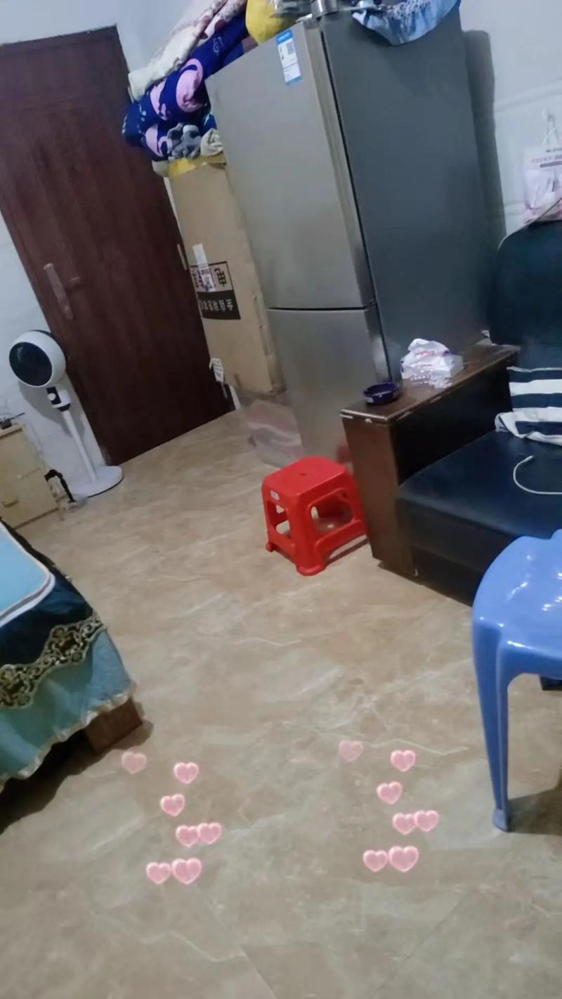 周末一次性大扫除后累瘫客厅沙发