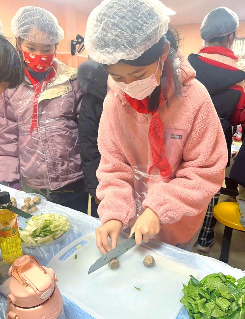 小学生学校劳动教育课真实场景炒菜