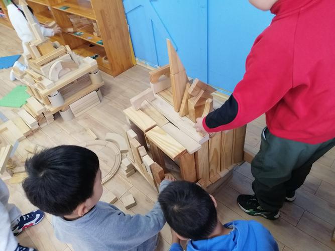 幼儿园儿童合作搭积木场景特写