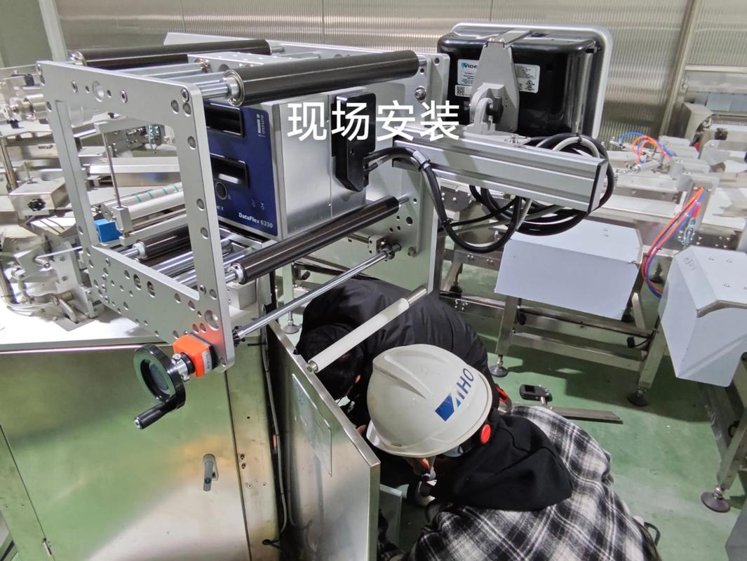 工厂生产线喷码机现场调试图