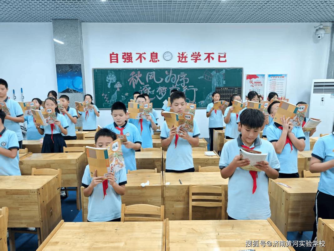 小学教室早自习学生读古诗的真实场景