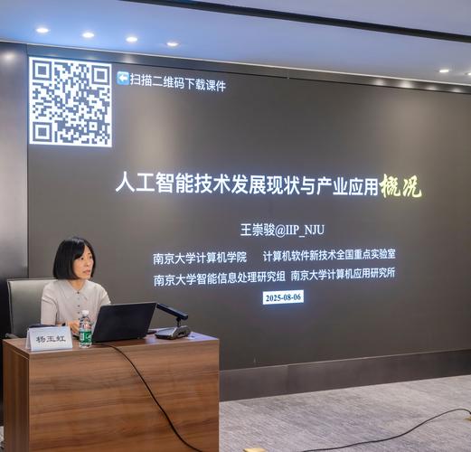 风险投资人与大学教授在高档咖啡厅里激烈争论技术转化细节