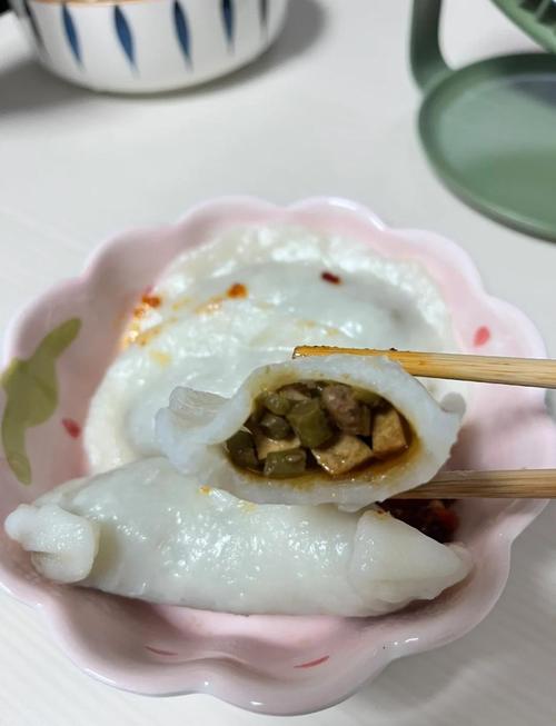 东至米饺馅料中切碎的腌腊菜配黑猪肉碎