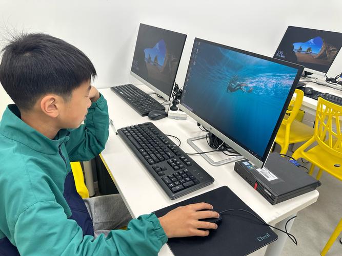 小学编程考级考生对着模板背操作步骤的机房场景