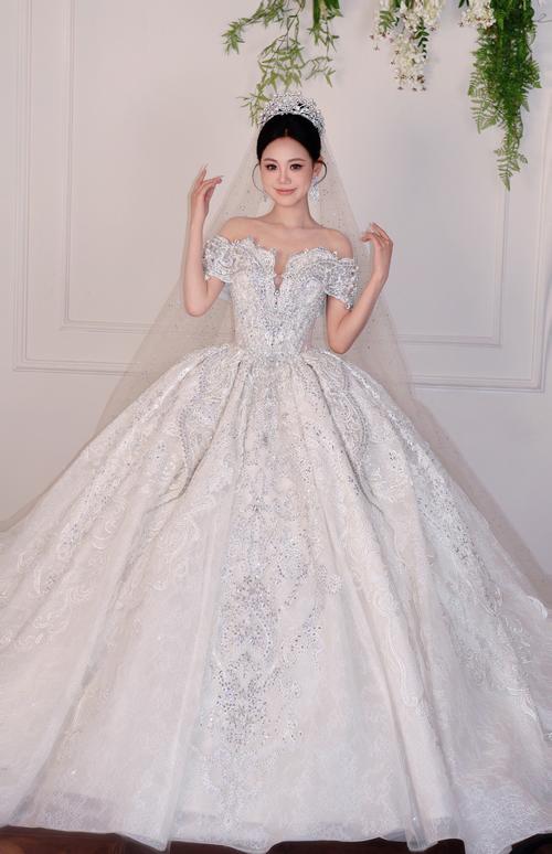 婚纱店试穿一字肩婚纱特写