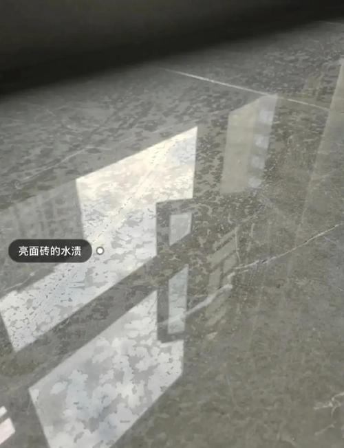 沾水打滑的厨房亮光瓷砖地面